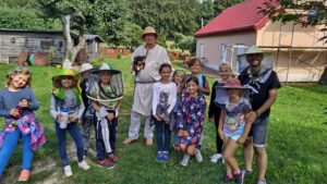 Grupa dzieciaków z Fundacji Echo wpadła z wizytą do pszczelarza. Ciekawe czy dostali dużo miodu?
