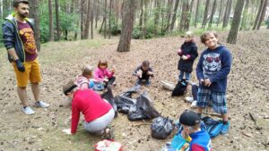 Niedosłyszące dzieciaki z Fundacji Echo postanowili zadbać o dobro natury sprzątając las.