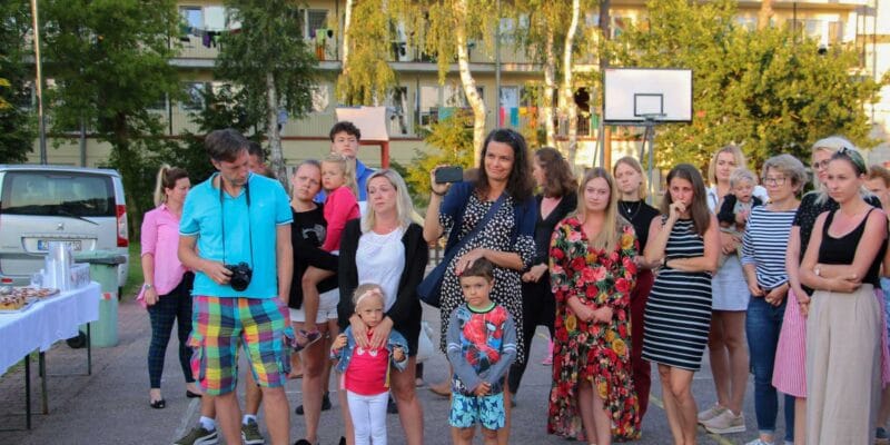 Grupa rodziców z dziećmi niedosłyszącymi.