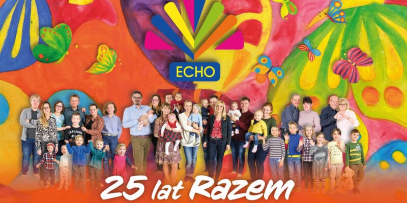 Jubileuszowy obrazek Fundacji -ECHO- kolorowy obraz podopiecznych Fundacji pod logo