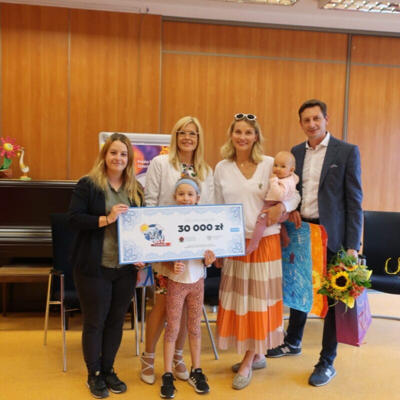 Na zdjęciu są: Prezes Fundacji Echo, zwyciężcy teleturnieju Joanna Moro i Mirosław Szpilewski oraz podopieczni Fundacji z wielkim czekiem na 30 tys. zł.