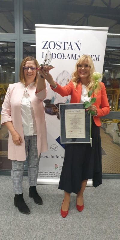 Aleksandra Włodarska vel Głowacka i Małgorzata Żbikowska wznoszą statuetkę Lodołamacza 2021 za zajęcie 1 miejsca w kategorii Instytucja.