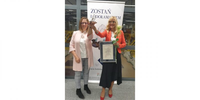 Aleksandra Włodarska vel Głowacka i Małgorzata Żbikowska wznoszą statuetkę Lodołamacza 2021 za zajęcie 1 miejsca w kategorii Instytucja.
